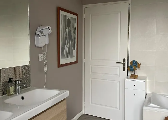 Est De La Pointe D'agon 4 Convives